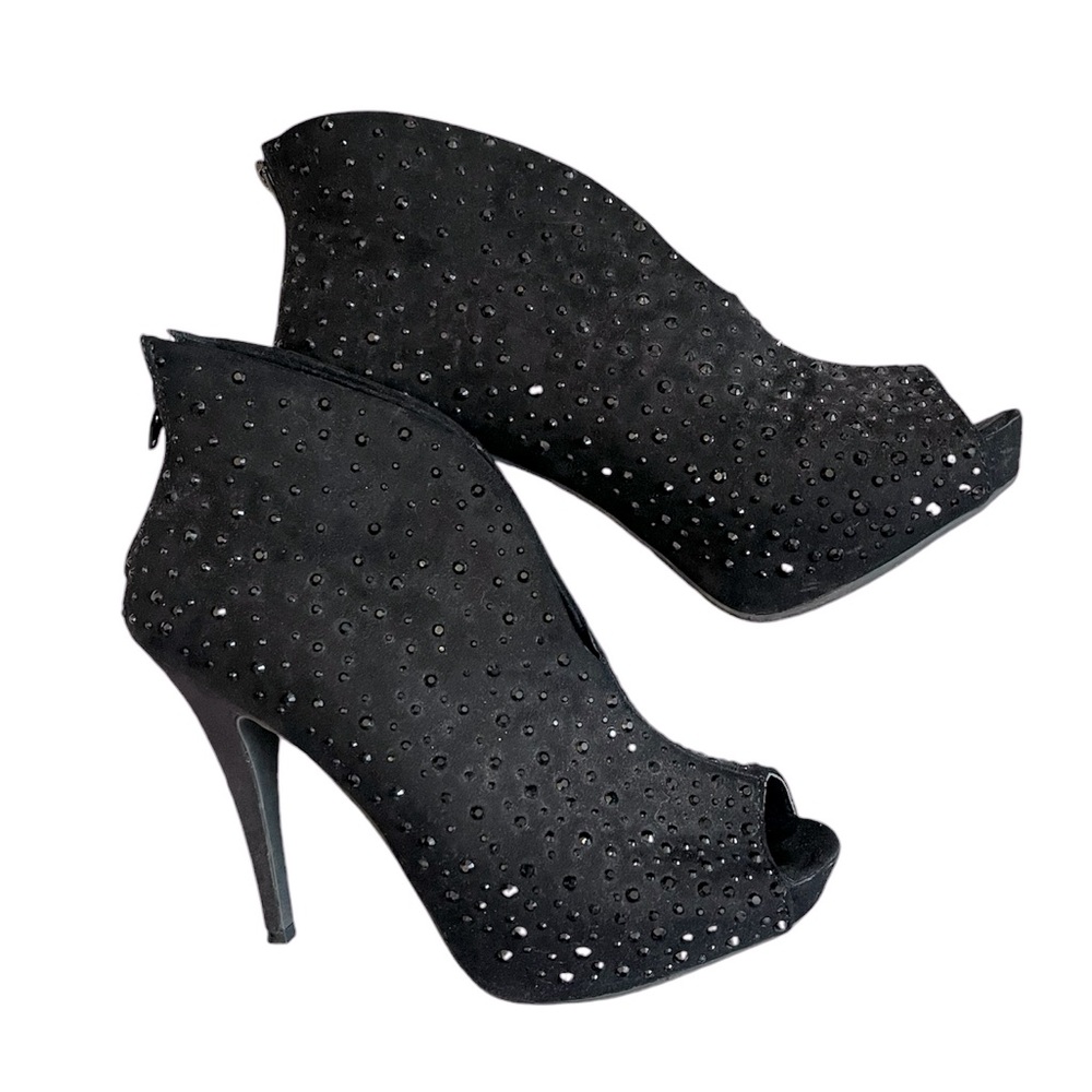 Beautiful sparkly women’s booty heels 👠